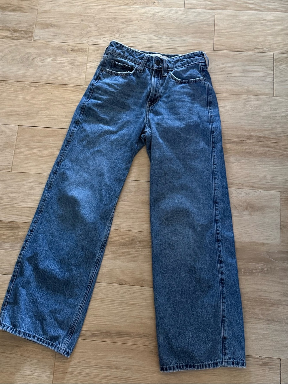 Hollister Women’s High-Rise Relaxed Baggy Jeans in Medium Blue. Size 000 Short